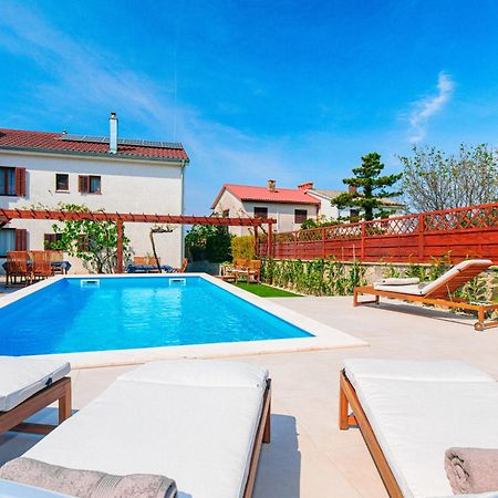 Home Away From Home With A Heated Pool Punat Ngoại thất bức ảnh