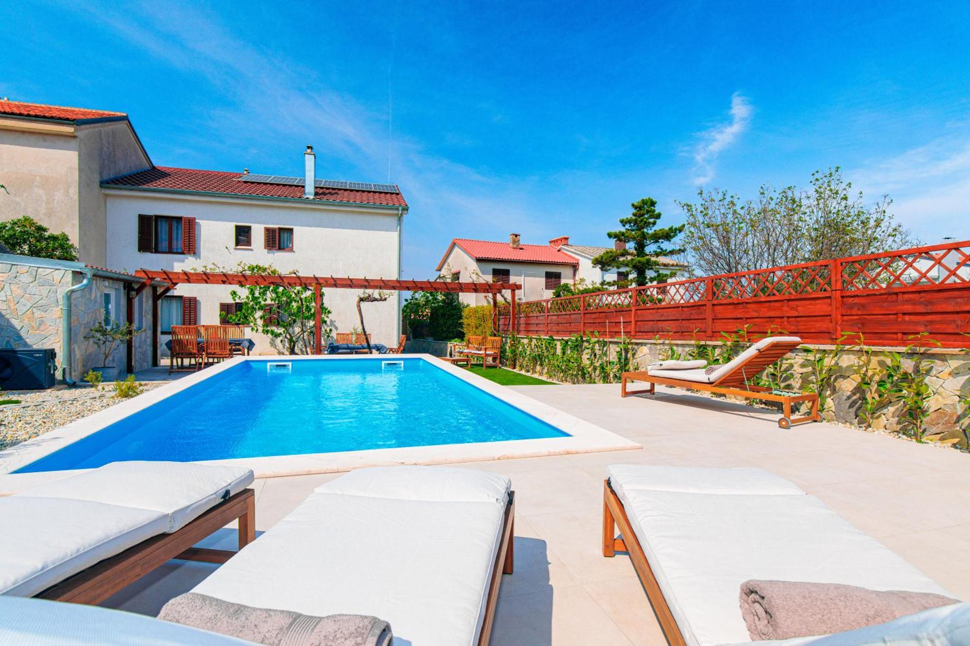 Home Away From Home With A Heated Pool Punat Ngoại thất bức ảnh