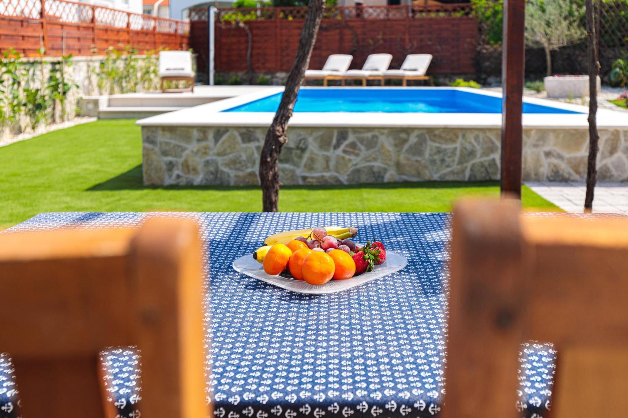 Home Away From Home With A Heated Pool Punat Ngoại thất bức ảnh