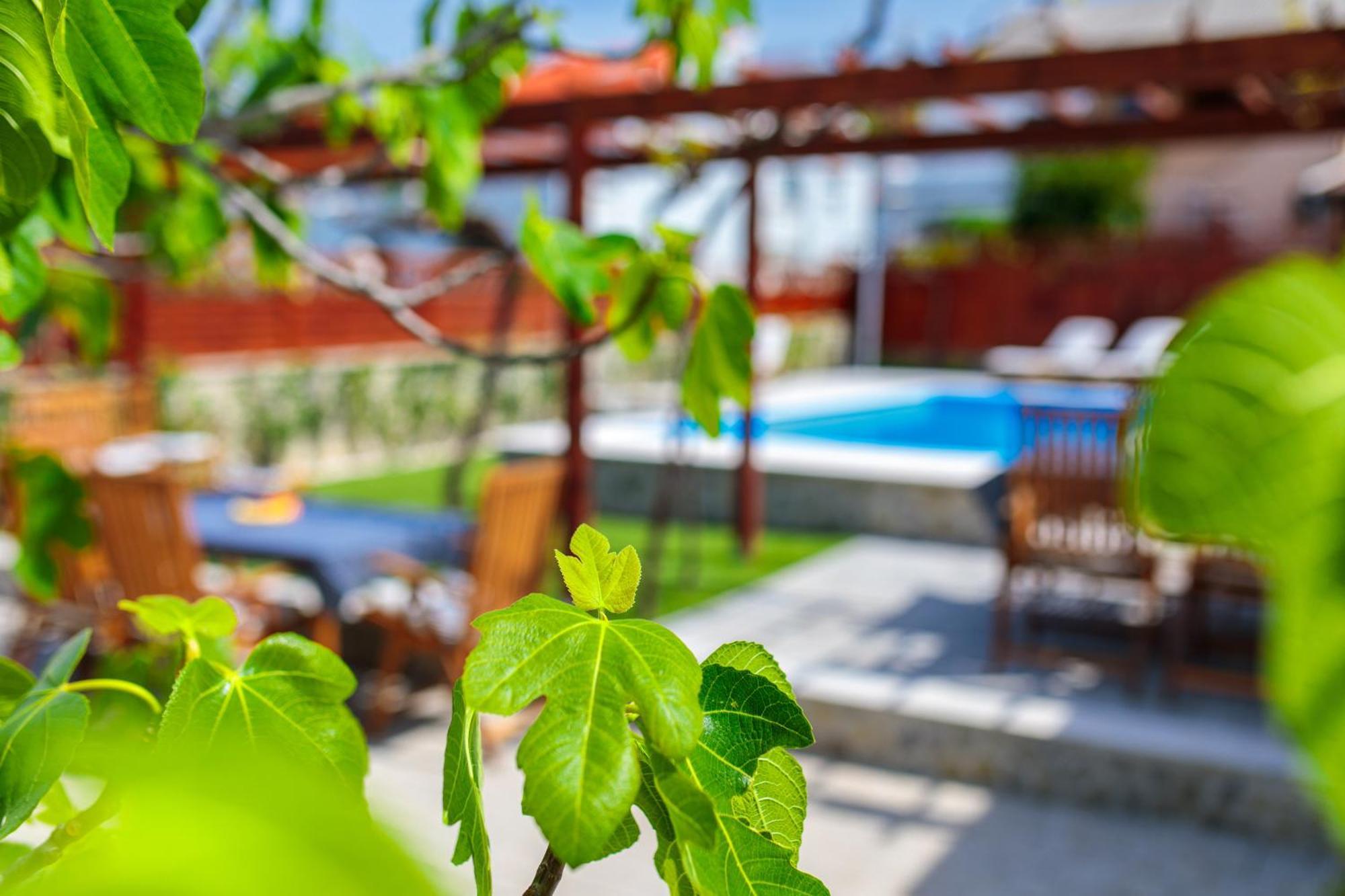 Home Away From Home With A Heated Pool Punat Ngoại thất bức ảnh