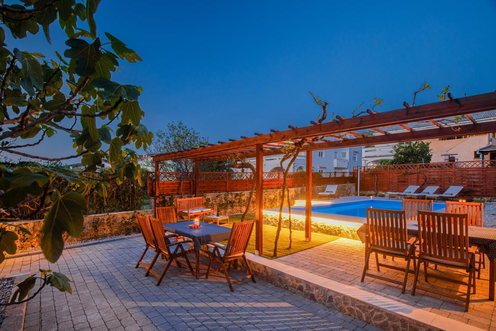 Home Away From Home With A Heated Pool Punat Ngoại thất bức ảnh