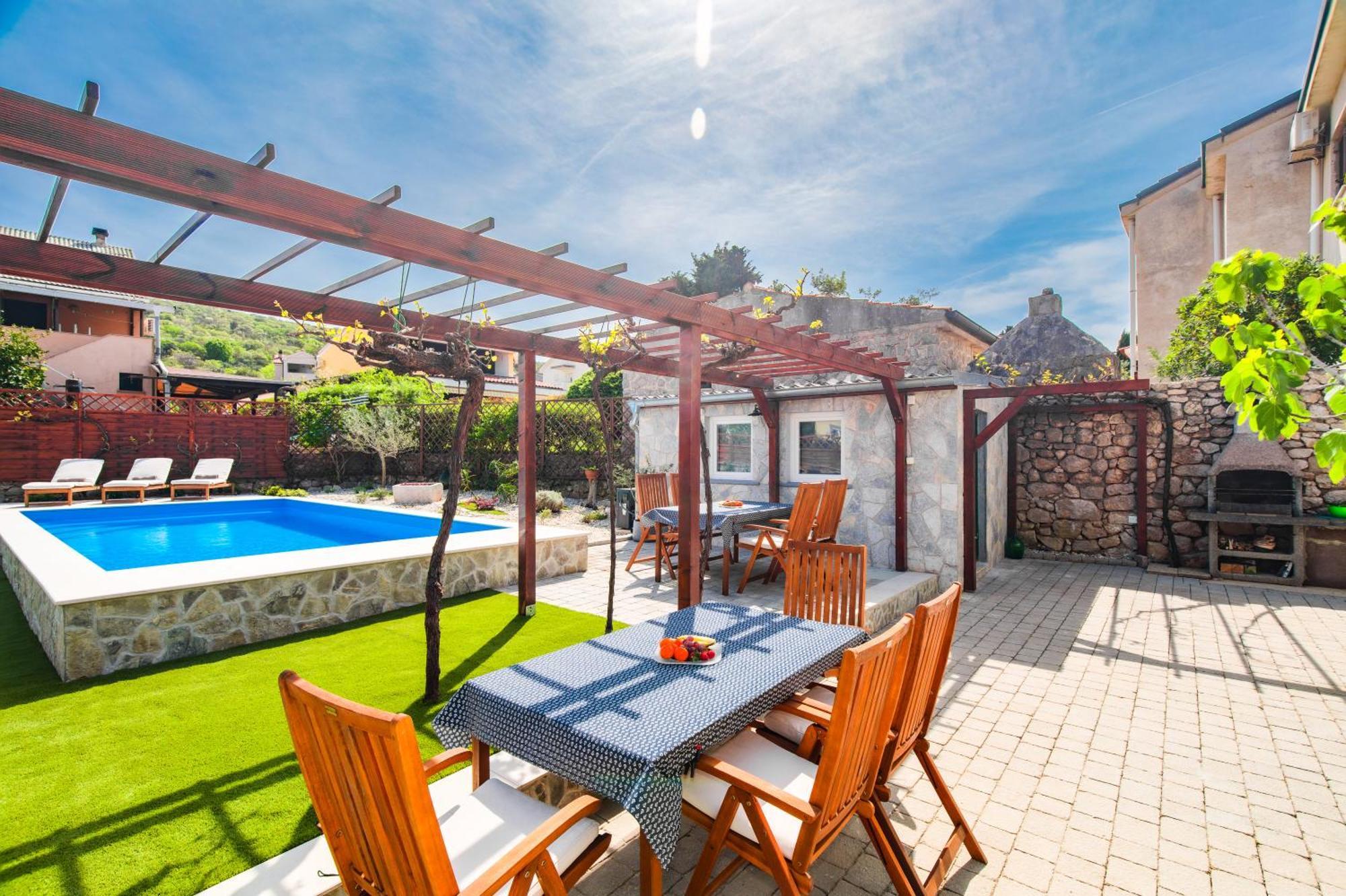 Home Away From Home With A Heated Pool Punat Ngoại thất bức ảnh