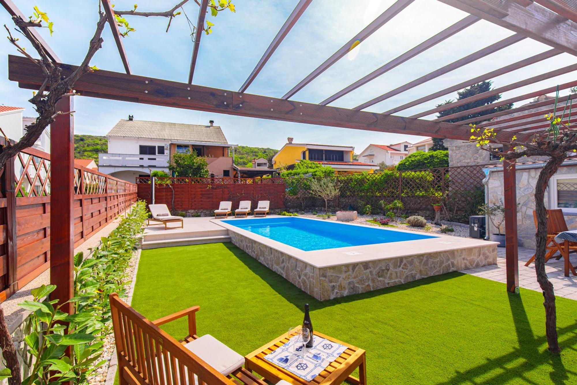 Home Away From Home With A Heated Pool Punat Ngoại thất bức ảnh