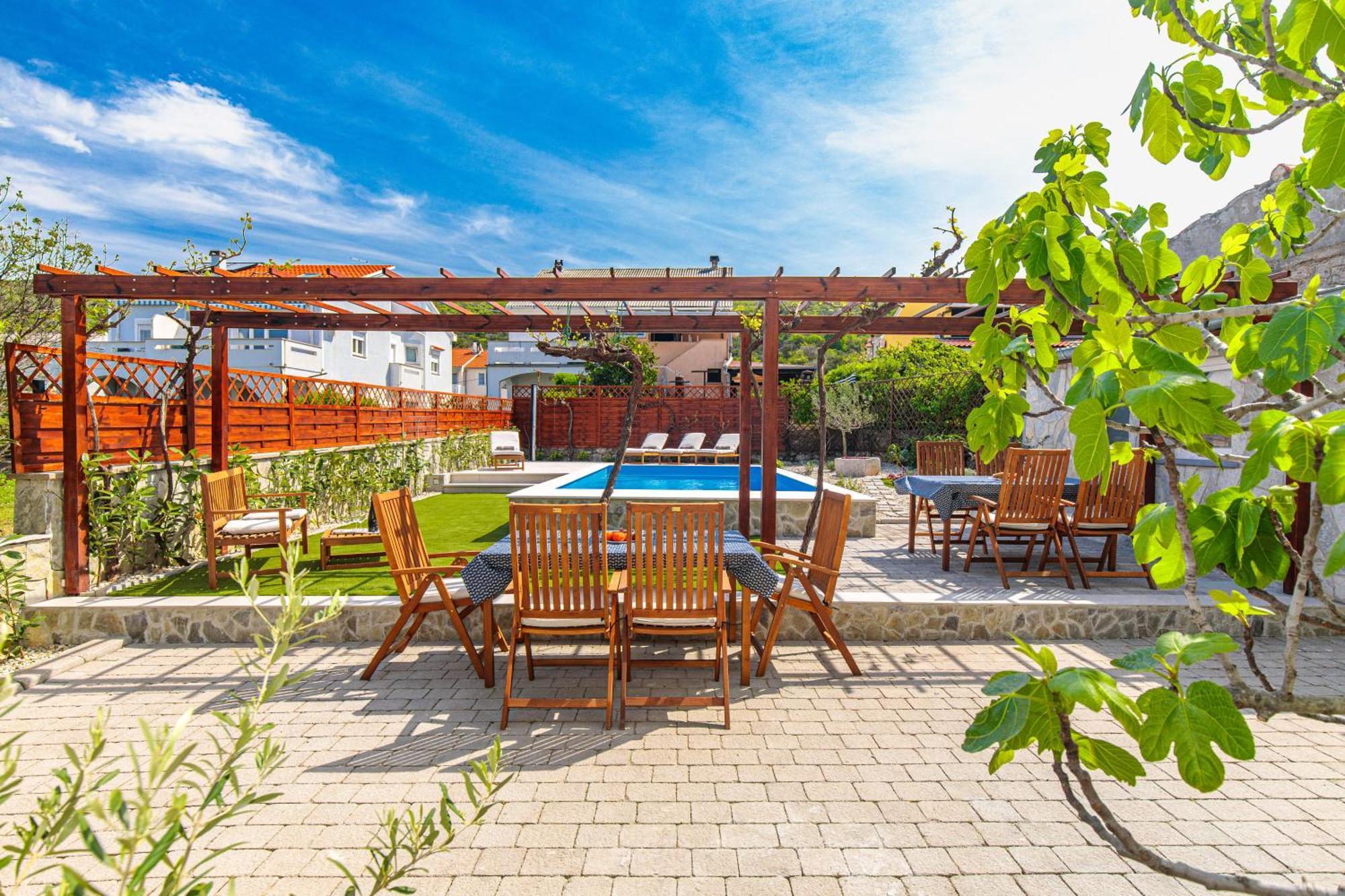 Home Away From Home With A Heated Pool Punat Ngoại thất bức ảnh