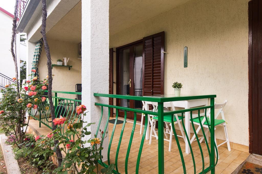 Home Away From Home With A Heated Pool Punat Ngoại thất bức ảnh